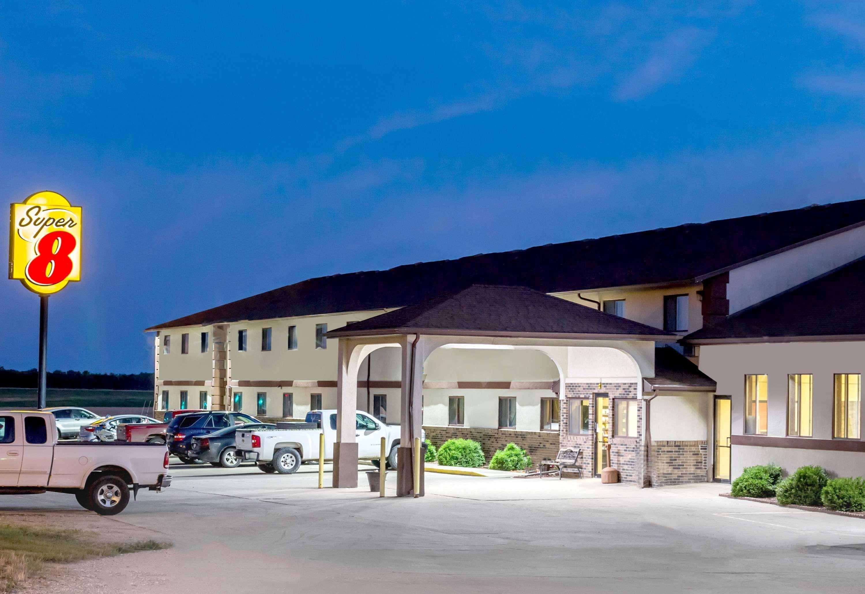 Super 8 By Wyndham Grinnell Ia Dış mekan fotoğraf